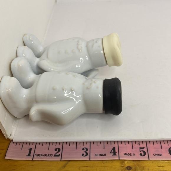 Salt and Pepper Shakers Hugging Chefs - Picture 14 of 15